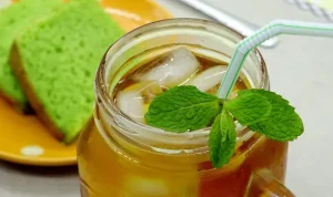 Resep es teh lemon dengan daun mint segar